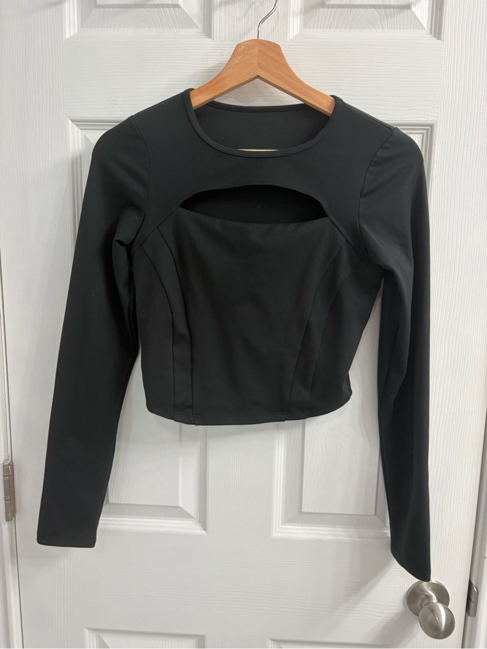 Gilly Hicks Black Long-Sleeve Cutout Crop Top